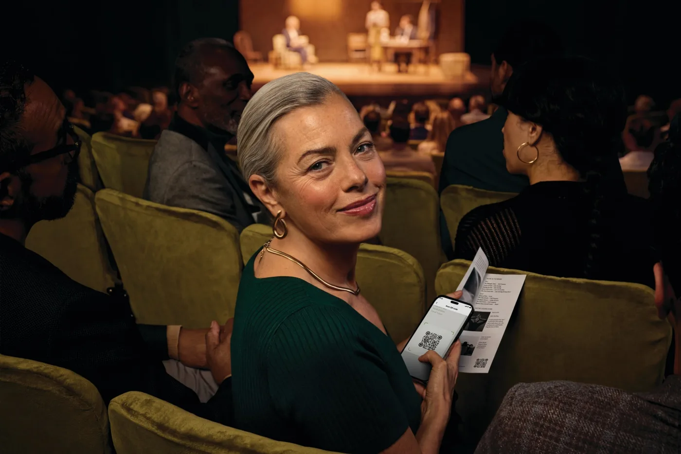 Utilisateur d'aides auditives Phonak Audéo EON au cinéma avec Auracast