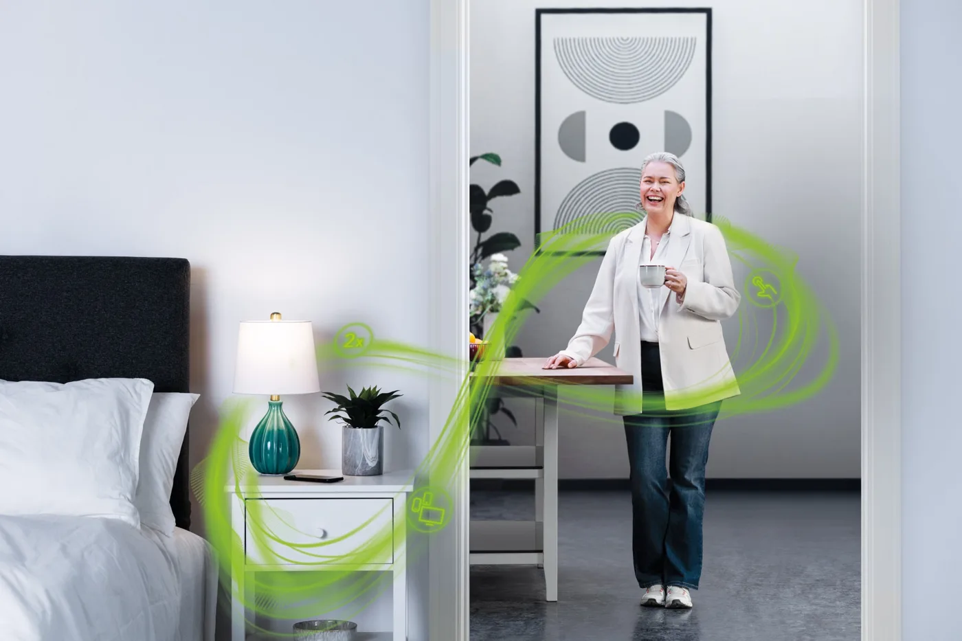 Femme souriante portant des aides auditives Phonak Infinio